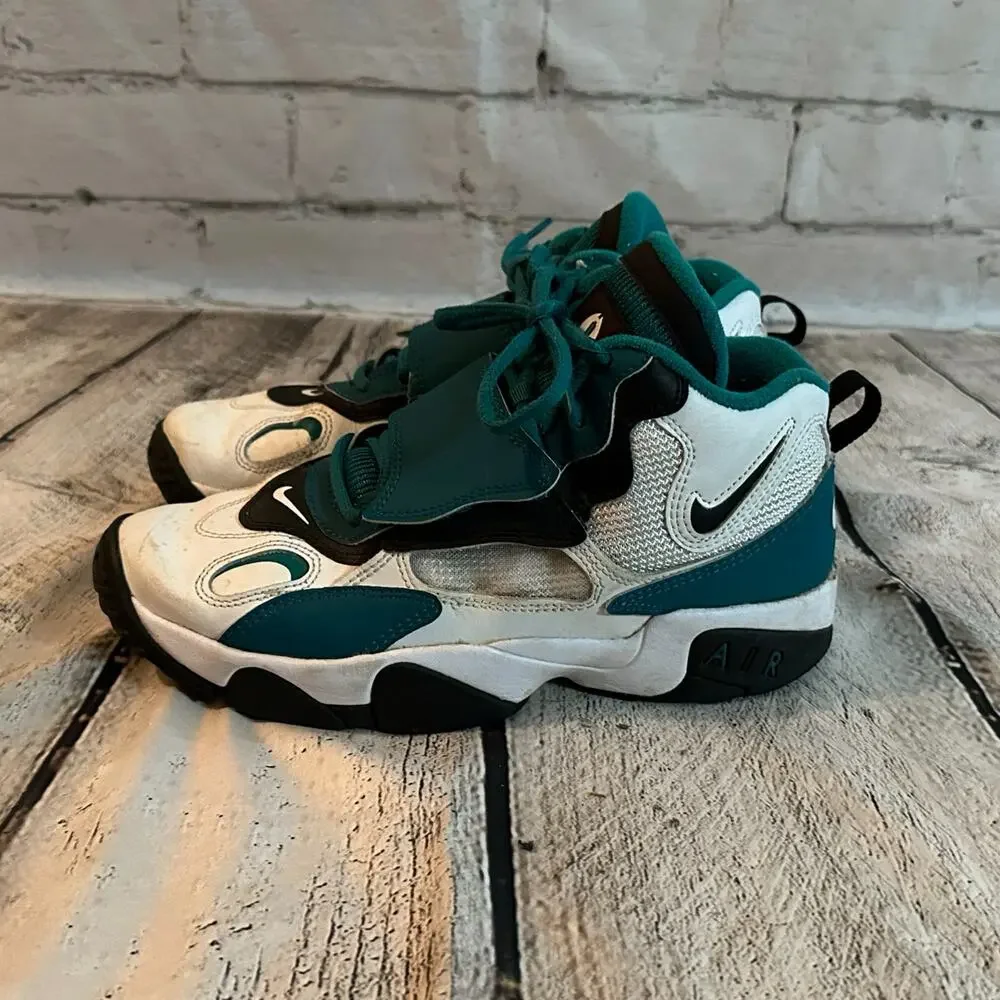 C22 Nike Air Speed Turf Youth White and Teal Sneakers, size Y6.5, Pre-owned